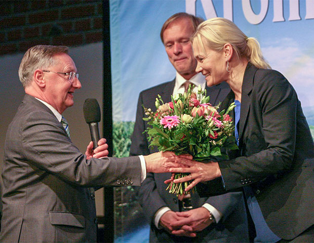 Dankeschön: NFV-Präsident Günter Distelrath verabschiedet seine Wunschkandidatin mit einem Blumenstrauß. Fotos : Bratke