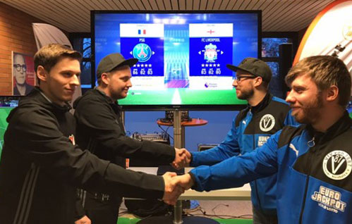 Gratulation zum Sieg: Die TSVer Robin Abram und Niklas Eberhardt (von links) avancierten in der Swiss Life-Hall zu FIFA 18-Masters-Siegern. Fotos: Körber