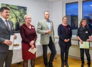 Freuen sich über ihren neuen Standort: Futura-Geschäftsführerin Claudia Bähr (zweite von links) und ihre Mitarbeiter fühlen sich in den neuen Räumlichkeiten der Futura Personalentwicklung sehr wohl.