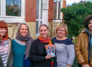 Freuen sich auf die neue Saison mit NOA NOA: Von links Alina Plustwik (Praktikantin), Karin Hahne (Leiterin Keramikwerkstatt), Annabell Reymann (stellvertr. Kunstschulleitung, Theaterpädagogin), Irena Warneke (Assistenz Kunstschulleitung), Gaston Giesler Garcia (Praktikant).