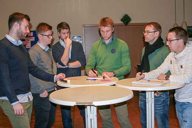 Schiri-Runde: Unter den Augen von SR-Ansetzer Carsten Fistler (Dritter von links) trugen die aktiven Schiedsrichter ihre Erfahrungen zusammen.