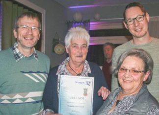 Gewählt und geehrt: Von links Christian Japtok (neuer Kassenprüfer), Margarete Glondajewski (25 Jahre Mitglied), Martin Bauer (neuer Beisitzer im Vorstand) und vorne Ingrid Zimmermann, 1. Vorsitzende des Trägervereins der Gruppe 77.