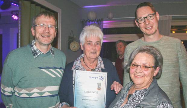 Gewählt und geehrt: Von links Christian Japtok (neuer Kassenprüfer), Margarete Glondajewski (25 Jahre Mitglied), Martin Bauer (neuer Beisitzer im Vorstand) und vorne Ingrid Zimmermann, 1. Vorsitzende des Trägervereins der Gruppe 77.