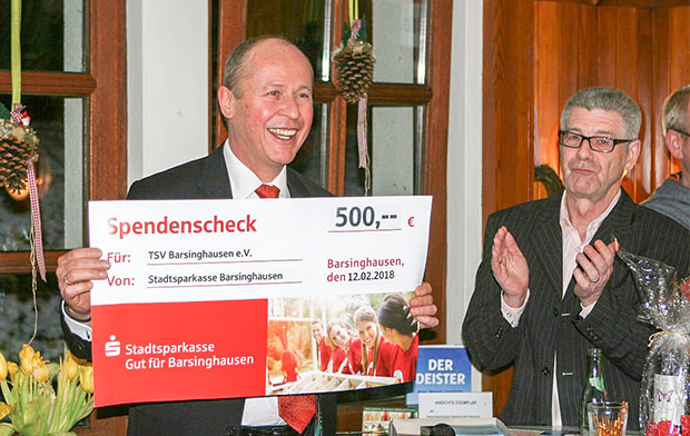 Symbolischer Scheck: Reinhard Meyer, Vorstandvorsitzender der Stadtsparkasse Barsinghausen, überreichte Co-Moderator Erk Bratke (rechts) von den TSV-Fußballern einen 500-Euro-Zuschuss für die Anschaffung eines Reinigungsgerätes für den Kunstrasenplatz.