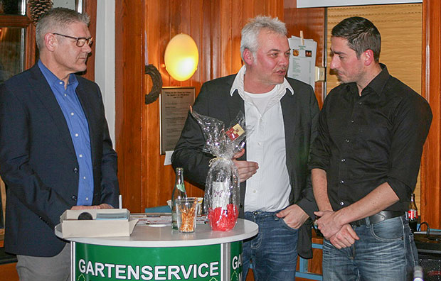 Vertragsverlängerung: Teammanager Jens Widdel (Mitte) verkündete gemeinsam mit Trainer Dennis Herrmann (rechts) die Vertragsverlängerung. Fotos: Grothe