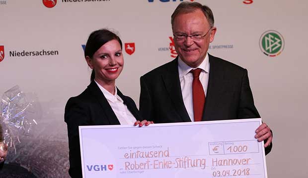 1000-Euro für die Robert-Enke-Stiftung: Stephan Weil überreichte den VGH-Scheck an Teresa Enke.