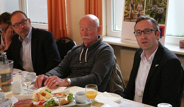 Delegation aus Barsinghausen: Andreas Schröter (rechts) von der Stadtverwaltung und Tourismus-Chef Rainer Krabbe (Mitte) stellten das Barsinghäuser Programm – links AK-Sprecher Thomas Slappa.