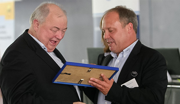 Stabwechsel: Nach Abstimmung der Delegierten ernennt Ulf Meldau (rechts) seinen Vorgänger Joachim Brandt zum Ehrenvorsitzenden. Fotos: Bratke/Seidel