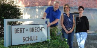 Warten auf die neue 5. Klasse: Der 1. Stadtrat Dr. Thomas Wolf, Schulleiterin Sibylle Wegner und Fachdienstleiterin Nadin Quest (von links) freuen sich auf die neuen Schülerinnen und Schüler an der Bert-Brecht-Schule, die auch in den Sommerferien noch angemeldet werden können. Foto: prviat