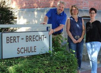 Warten auf die neue 5. Klasse: Der 1. Stadtrat Dr. Thomas Wolf, Schulleiterin Sibylle Wegner und Fachdienstleiterin Nadin Quest (von links) freuen sich auf die neuen Schülerinnen und Schüler an der Bert-Brecht-Schule, die auch in den Sommerferien noch angemeldet werden können. Foto: prviat