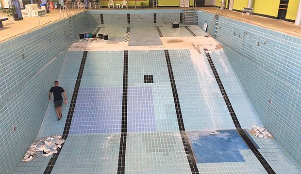 Erheblich beschädigt: Der Schwimmerbereich im Delfi-Bad Gehrden muss umfangreich saniert werden. Foto: Stadt Gehrden