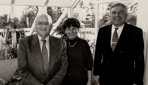 Erinnerung an die Anfangsjahre beim NFV: Karl Rothmund mit Ehefrau Edeltraud und Egidius Braun in Langreder. foto:kasse