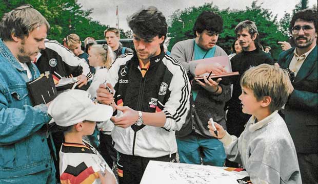 Fußballstars am Deister: Der NFV hat den Namen Barsinghausens weit in die Welt hinausgetragen. Hier gibt Lothar Matthäus Autogramme. Mit der gleichen Frisur dabei: Redakteur Wolf Kasse (rechts). Foto: Fritz Rust, 6.6.1994
