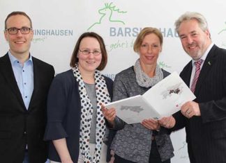 Förderungsbescheid bereitet Freude: Stadtplaner Soenke Bohm, Landtagsabgeordnete Claudia Schüßler, Landesbeauftragte Heike Fliess (Regionale Landesentwicklung) und Stadtrat Thomas Wolf (von links) freuen sich auf die neue Kita Gänsefüßchen.
