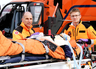 Arbeiten mit dem neuen Corpuls CPR: Dr. Christian Macke, Ärztlicher Leiter Christoph 4 (rechts) und Johanniter-Notfallsanitäter Marc Lüpkemann. Fotos: JUH/Annabelle Wegener