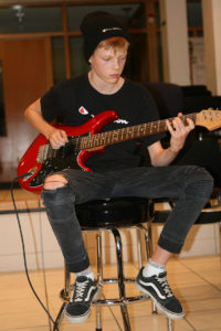 Musikalische Untermalung: Der junge Quinn an der E-Gitarre.