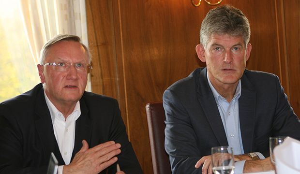 Zuhören: Präsident Günter Distelrath und NFV-Verwaltungsdirektor Bastian Hellberg (rechts) hören sich die Forderungen der Basis an.