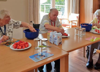 Beim Putzen der Erdbeeren kommen Erinnerungen an frühere Zeiten hoch. Foto: Kursana