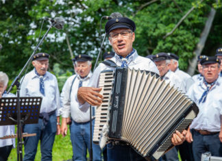 Der Shanty-Chor „Hallerschipper” aus Springe sorgt für die passenden Klänge zum Motto „Am Meer” beim maritimen Sommerfest im Haus Lüdersen. Foto: Julia Dittrich
