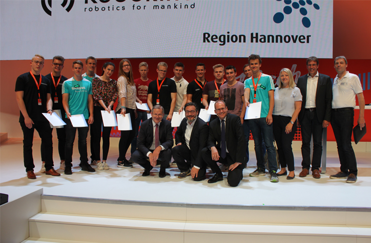 Die IHK Hannover vergibt die ersten Robotikzertifikate an Azubis und Lehrer. Foto: IHK