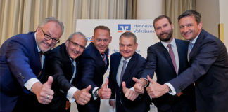 Die Vorstandsmitglieder der Hannoverschen Volksbank und der Volksbank Hildesheimer Börde freuen sich über den Fusionsbeschluss: Gerhard Oppermann, Jürgen Wache, Marcus Hölzler, Jörg Biethan, Bernd Müntz und Matthias Battefeld. Foto: Dethard Hilbig