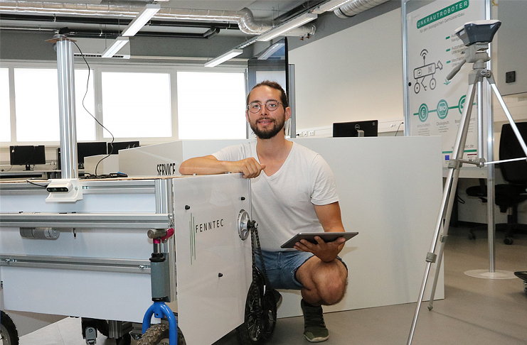 Unkraut vernichten ohne Einsatz von Herbiziden: Manuel Ufheil von Fenntec erklärt den autonomen Roboter, der mechanisch Unkraut bekämpft.  Foto: Region Hannover / S. Wendt