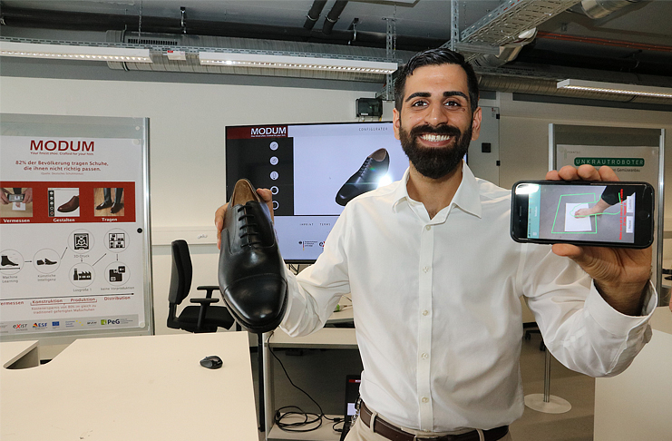 Einfach mit der neuen App den eigenen Fuß fotografieren und online maßgefertigte Schuhe bestellen: Das Gründungsteam Modum Shoes mit Milad Mafi startet offiziell Anfang 2020.  Foto: Region Hannover / S. Wendt    