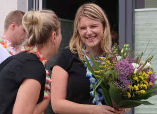 Shiralee Heydenbluth (links) verabschiedet Sarah Breier in Mutterschutz und Elternzeit
