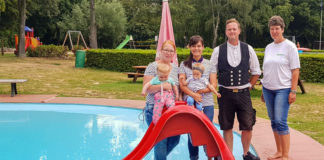 Neue Rutsche für die Kinder: Von links Regina Huschke, Greta Marlene Huschke, Janine Isabelle Kreft, Lilly Lucia Kreft, Andy Kreft und Schwimmmeisterin Antje Berkenkamp.