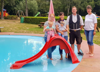 Neue Rutsche für die Kinder: Von links Regina Huschke, Greta Marlene Huschke, Janine Isabelle Kreft, Lilly Lucia Kreft, Andy Kreft und Schwimmmeisterin Antje Berkenkamp.
