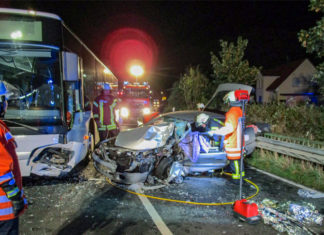 Frontalzusammenstoß mit fatalen Folgen für einen 60-jährigen Mitsubishi-Fahrer. Er wurde schwer verletzt. Der Fahrer des leeren Linienbusses erlitt leichte Verletzungen. Fotos: Stadtfeuerwehr Barsinghausen
