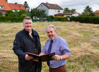 Auf diesem Grundstück an der Egestorfer Straße entsteht die Krippe Kirchelino. ASB-Geschäftsführer Jens Meier (links) und der Erste Stadtrat Dr. Thomas Wolf freuen sich auf die Zusammenarbeit. foto:kasse