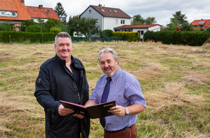 Auf diesem Grundstück an der Egestorfer Straße entsteht die Krippe Kirchelino. ASB-Geschäftsführer Jens Meier (links) und der Erste Stadtrat Dr. Thomas Wolf freuen sich auf die Zusammenarbeit. foto:kasse