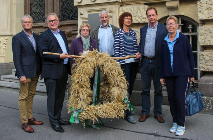 Pattenser-Landfrauen-übergeben-Erntekrone-2019_Draheim Sie ist knapp einen Meter hoch: Die Erntekrone 2019 hängt im Regionshaus. Von links: Werner Meier, Kreislandwirt, Hauke Jagau, Regionspräsident, Annelise Hake, Landfrauen Pattensen, Klaus Hahne, Ausrichter des diesjährigen Regionserntefestes, Annegret Burgdorf, Vorsitzende der Landfrauen Pattensen, Volker Hahn, Vorsitzender Landvolk Hannover e.V., Christa Schmedes-Runne, Landfrauen Pattensen. Foto: Region Hannover/Christian Draheim