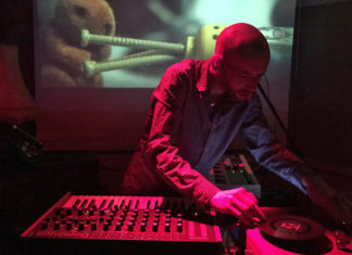 Gelbart, musikalisch versierter Laptop-Scharlatan, in Aktion. Foto: Dana Lahis