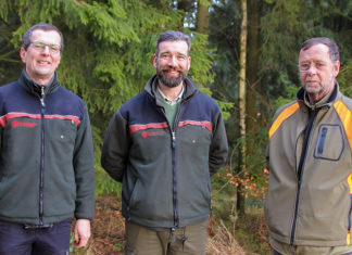 Wachwechsel: Der neue Revierleiter Axel Gerlach, Forstamtsleiter Christian Boele-Keimer und der jetzt verabschiedete langjährige Revierleiter Helmut Welge (von links). Foto: NLF