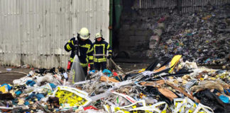 Schwelbrand durch Selbstentzündung. Auf dem Gelände eines Müllentsorgers im Industriegebiet Schacht IV in Eckerde. Foto: Feuerwehr