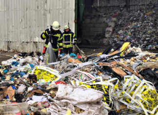 Schwelbrand durch Selbstentzündung. Auf dem Gelände eines Müllentsorgers im Industriegebiet Schacht IV in Eckerde. Foto: Feuerwehr