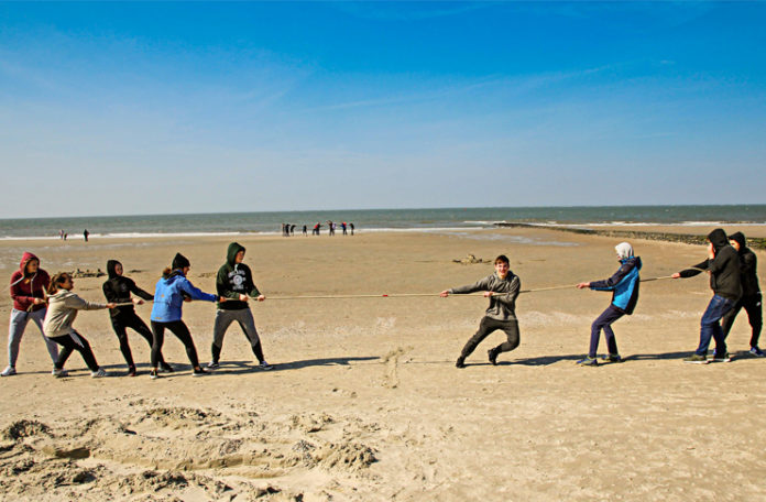 Alle an einem Strang: Gruppenspiel im Rahmen der Juleica-Ausbildung der Sportjugend in der SportRegion auf Norderney.