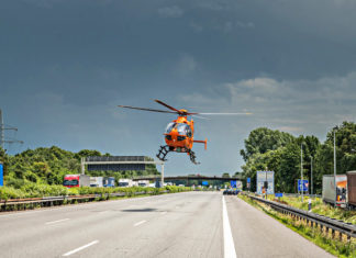 Rettungshubschrauber Christoph 4 im Einsatz. Die Autobahnen A2 und A7 zählen zu den Schwerpunkten im Bereich LKW-Unfälle. Foto: Uwe Dillenberg