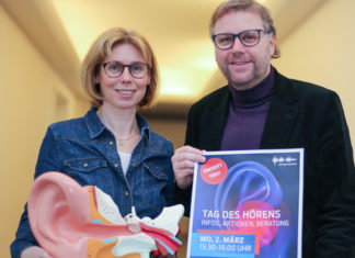 Freuen sich auf viele interessierte Gäste am Tag des Hörens am 2. März im Regionshaus: Sylvia Thiel, Beauftragte der Region Hannover für Menschen mit Behinderung und Nils Meyer, Leiter der Hörregion Hannover. Foto: Christian Draheim