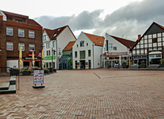 Samstag, 9:30 Uhr in Barsinghausen. Die Innenstadt ist gespenstisch leer, nur wenige Menschen sind Richtung Wochenmarkt unterwegs. Die Region Hannover meldet, dass das Coronavirus in der Nacht zuvor die ersten Todesopfer in der Region gefordert hat. foto:kasse