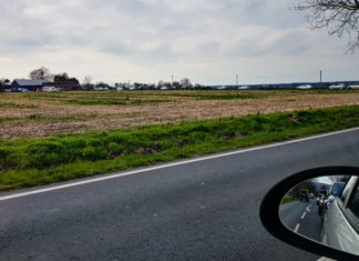 Chaos bei der Grüngutannahme. So wie hier auf der Rehrbrinkstraße an der Zufahrt Blumenhof staute sich am Mittwoch der Verkehr gefährlich auf. Das undisziplinierte Verhalten der Anlieferer veranlasste jetzt den Maschinenring Hannover, sämtliche Annahmestellen für Grüngut zu schließen. foto:kasse