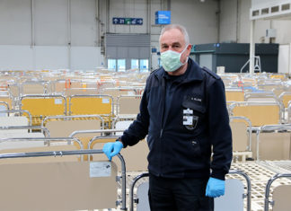 Aufgerüstet: Als Leiter der Technischen Einsatzleitung der Region Hannover ist Alfred Blume für die Organisation des Transports von Krankenhausbetten und anderem Inventar für das Behelfskrankenhaus auf dem Messegelände verantwortlich. Dort sollen bei Bedarf Corona-Patienten mit leichtem Verlauf aufgenommen werden. Foto: Region Hannover / P. Westphal