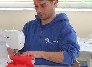 Die Produktion der Mund-Nasen-Masken bei der Lebenshilfe Seelze läuft: Bis zu 200 Stück nähen FSJler Shalva Shaduri und mehr als 20 weitere Mitarbeiterinnen und Mitarbeiter täglich. Foto: Lebenshilfe Seelze