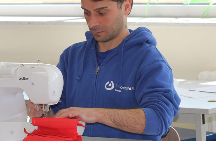 Lebenshilfe-Masken Die Produktion der Mund-Nasen-Masken bei der Lebenshilfe Seelze läuft: Bis zu 200 Stück nähen FSJler Shalva Shaduri und mehr als 20 weitere Mitarbeiterinnen und Mitarbeiter täglich. Foto: Lebenshilfe Seelze