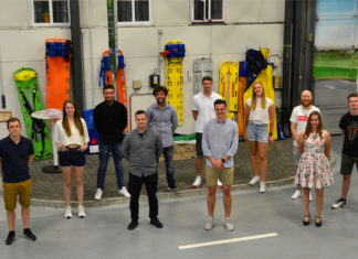 Diese jungen Männer und Frauen werden ab sofort als neu ausgebildete Notfallsanitäter im Bereich des DRK-Rettungsdienstes Hannover im Einsatz sein. Zum Abschluss ihrer Ausbildung haben Sie im DRK-Simulations- und Trainingszentrum Hannover ihre Berufsurkunde erhalten. Foto: DRK