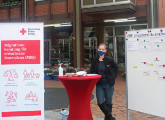 Chantal Martin von der Migrationsberatung für erwachsene Zuwanderer (MBE) des Deutschen Roten Kreuzes informiert in Barsinghausen am Aktionstag während der Interkulturellen Woche Passanten zum Thema Migration. Foto: DRK