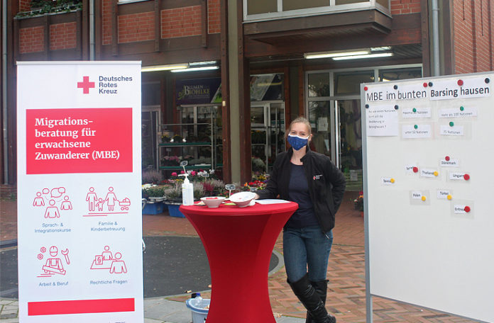 Aktionstag-Migration-Barsinghausen Chantal Martin von der Migrationsberatung für erwachsene Zuwanderer (MBE) des Deutschen Roten Kreuzes informiert in Barsinghausen am Aktionstag während der Interkulturellen Woche Passanten zum Thema Migration. Foto: DRK