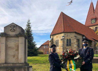 Für Barsinghausens neuen Bürgermeister Henning Schünhof (links) startet der Wahlsonntag am Volkstrauertag zusammen mit Ralf Buch mit der Kranzniederlegung an der Thomaskirche in Hohenbostel. Foto: FFW Hohenbostel
